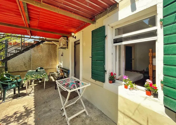 1-Bedroom Apartment With 3 Beds + Private Parking